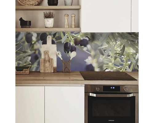 Protecție perete bucătărie cu motiv de măsline într-o bucătărie modernă