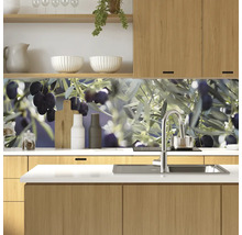 Protecție de perete pentru bucătărie cu motiv de măsline într-o bucătărie modernă