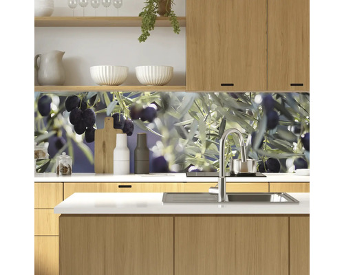 Protecție de perete pentru bucătărie cu motiv de măsline într-o bucătărie modernă
