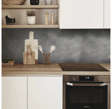 Scenă de bucătărie cu blat, ustensile de bucătărie și aparate