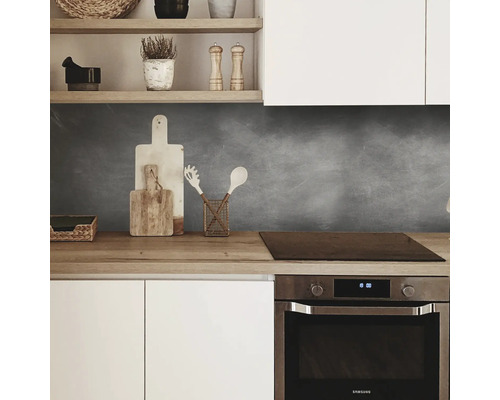 Scenă de bucătărie cu blat, ustensile de bucătărie și aparate