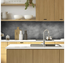 Bucătărie luminoasă cu dulapuri din lemn, chiuvetă, robinet și elemente decorative