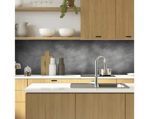 Bucătărie luminoasă cu dulapuri din lemn, chiuvetă, robinet și elemente decorative