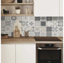 Scenă de bucătărie cu protecție de perete din plăci ceramice cu design vintage deasupra blatului