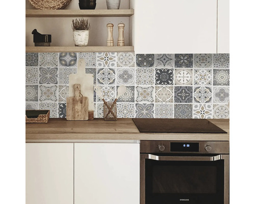 Scenă de bucătărie cu protecție de perete din plăci ceramice cu design vintage deasupra blatului