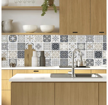 Scenă de bucătărie cu autocolante de faianță cu model ca protecție împotriva stropilor
