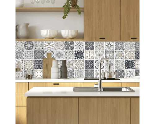 Scenă de bucătărie cu autocolante de faianță cu model ca protecție împotriva stropilor