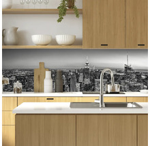 Protecție perete bucătărie cu un motiv alb-negru al orizontului orașului New York.