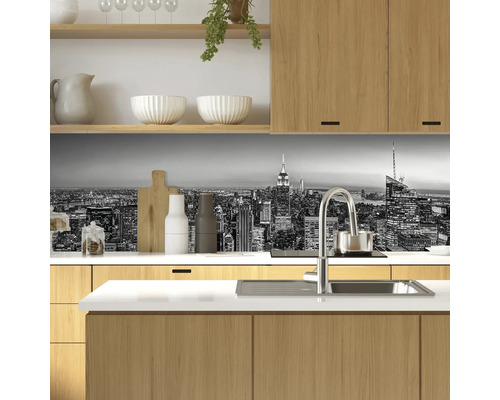 Protecție perete bucătărie cu un motiv alb-negru al orizontului orașului New York.