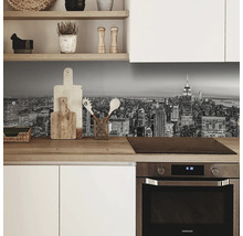 Bucătărie cu orizontul gri al orașului New York ca protecție împotriva stropilor în spatele blatului de lucru.