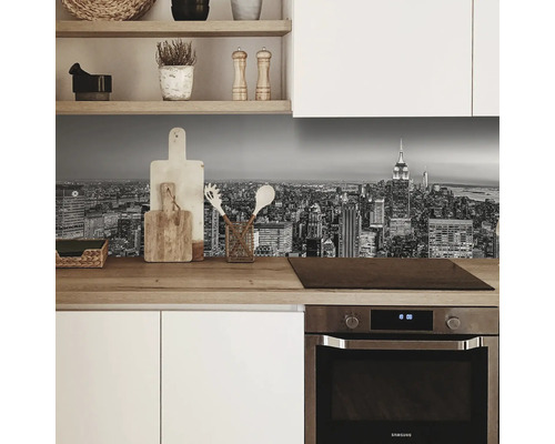 Bucătărie cu orizontul gri al orașului New York ca protecție împotriva stropilor în spatele blatului de lucru.