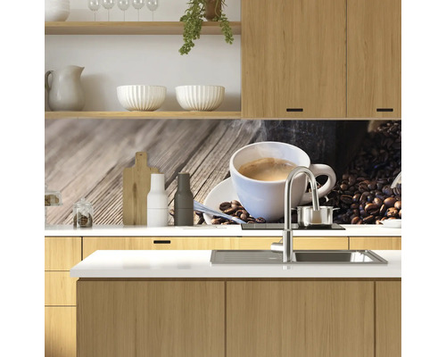 Protecție perete bucătărie cu motiv de cafea în spatele chiuvetei