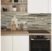 Scenă de bucătărie cu panouri de perete din piatră, blat și ustensile de bucătărie