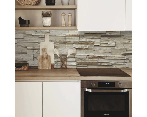 Scenă de bucătărie cu panouri de perete din piatră, blat și ustensile de bucătărie