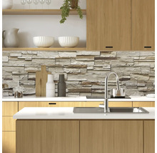 Scenă de bucătărie cu placare de perete din piatră, chiuvetă și elemente din lemn.