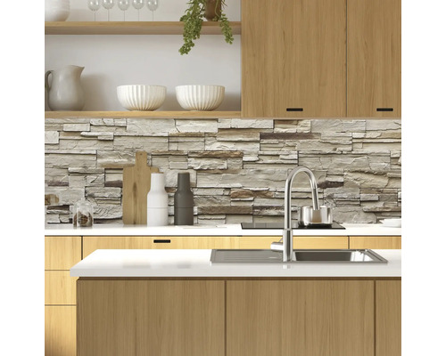 Scenă de bucătărie cu placare de perete din piatră, chiuvetă și elemente din lemn.