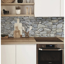 Protecție perete bucătărie cu model de piatră într-o bucătărie luminoasă
