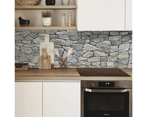 Protecție perete bucătărie cu model de piatră într-o bucătărie luminoasă