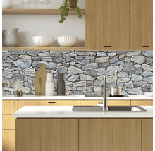 Protecție perete bucătărie cu motiv de zid de piatră într-o bucătărie luminoasă cu elemente din lemn