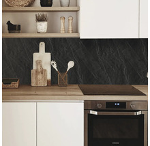 Bucătărie modernă cu blat de lucru, protecție de perete cu aspect de piatră și ustensile de bucătărie