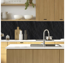 Scenă de bucătărie cu baterie de bucătărie, chiuvetă, plită și blat cu protecție de perete neagră cu aspect de ardezie