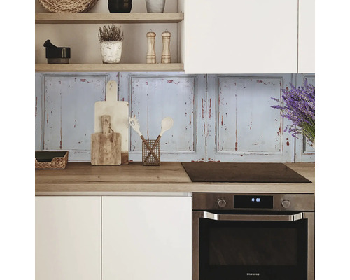 Scenă de bucătărie cu blat, chiuvetă și protecție împotriva stropilor în stil vintage