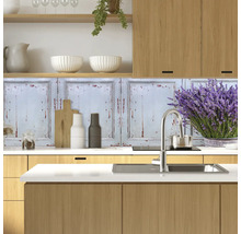 Scenă de bucătărie cu panouri de perete cu aspect uzat, ustensile de bucătărie și lavandă