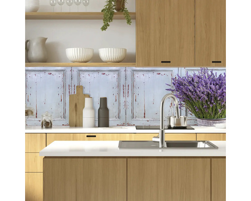 Scenă de bucătărie cu panouri de perete cu aspect uzat, ustensile de bucătărie și lavandă