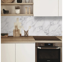 Scenă de bucătărie cu panou de perete din marmură, blat și ustensile de bucătărie