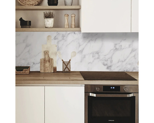 Scenă de bucătărie cu panou de perete din marmură, blat și ustensile de bucătărie