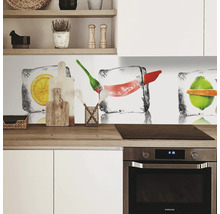 Protecție perete bucătărie cu motiv cuburi de gheață și fructe într-o bucătărie modernă.