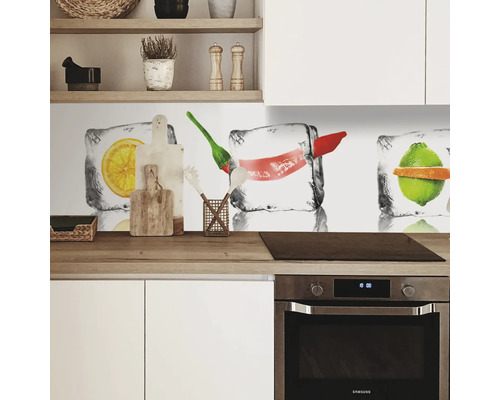 Protecție perete bucătărie cu motiv cuburi de gheață și fructe într-o bucătărie modernă.