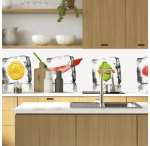 Scenă de bucătărie cu protecție împotriva stropilor cu motiv de cuburi de gheață cu fructe în spatele chiuvetei