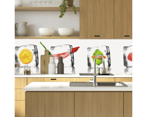 Scenă de bucătărie cu protecție împotriva stropilor cu motiv de cuburi de gheață cu fructe în spatele chiuvetei