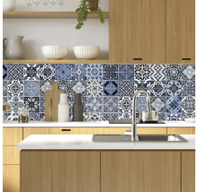 Scenă de bucătărie cu autocolante pentru faianță cu model albastru ca protecție împotriva stropilor