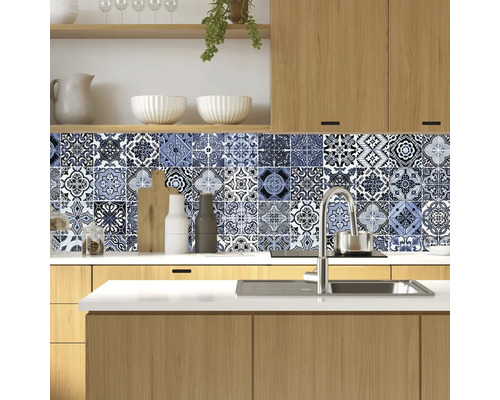 Scenă de bucătărie cu autocolante pentru faianță cu model albastru ca protecție împotriva stropilor