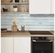 Scenă de bucătărie cu protecție împotriva stropilor cu aspect de lemn, ustensile de bucătărie și aparate