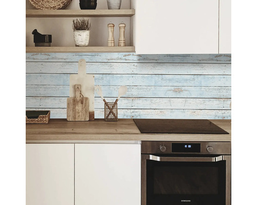 Scenă de bucătărie cu protecție împotriva stropilor cu aspect de lemn, ustensile de bucătărie și aparate