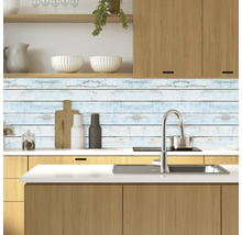 Scenă de bucătărie cu chiuvetă, baterie și perete posterior din lemn