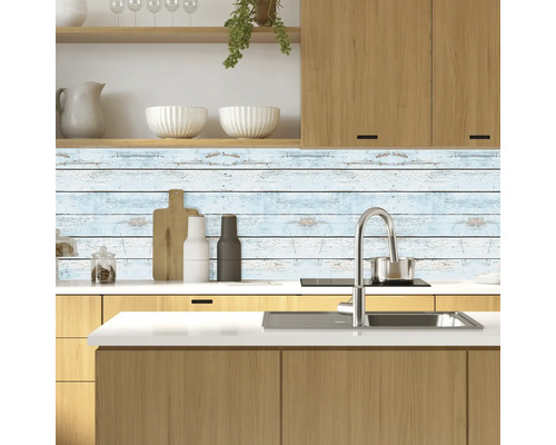 Scenă de bucătărie cu chiuvetă, baterie și perete posterior din lemn