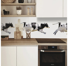 Scenă de bucătărie cu placă de bucătărie cu motive de vaci