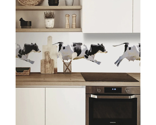 Scenă de bucătărie cu placă de bucătărie cu motive de vaci