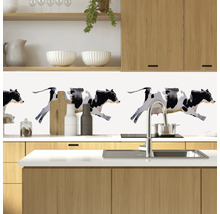 Autocolant de perete pentru bucătărie cu motiv de vacă într-o bucătărie luminoasă