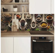 Protecție perete bucătărie cu motiv de condimente între blat și dulapurile suspendate