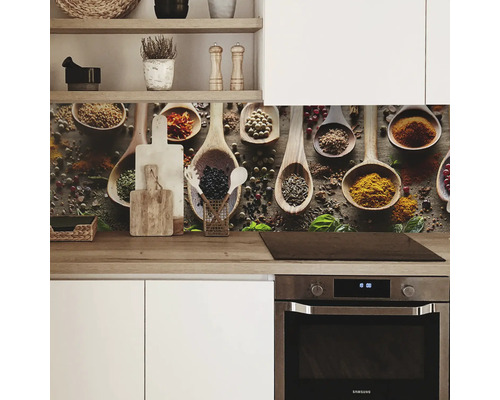 Protecție perete bucătărie cu motiv de condimente între blat și dulapurile suspendate