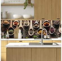 Protecție perete bucătărie cu motiv de condimente în linguri de lemn