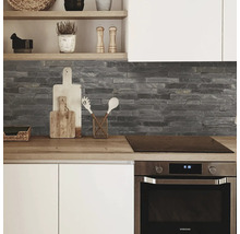 Vedere a bucătăriei cu blat de lucru, perete de piatră și cuptor încorporat