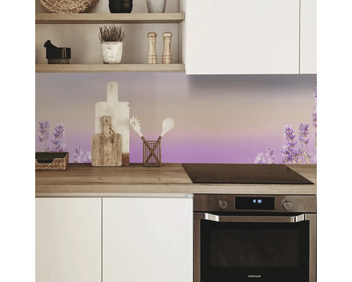 Scenă de bucătărie cu chiuvetă, aragaz și ustensile de bucătărie în fața unui fundal de bucătărie cu motiv de lavandă