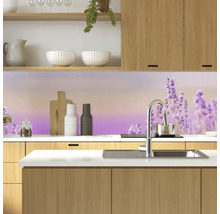 Scenă de bucătărie cu chiuvetă, robinet și perete posterior cu motiv de lavandă