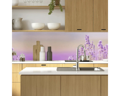 Scenă de bucătărie cu chiuvetă, robinet și perete posterior cu motiv de lavandă
